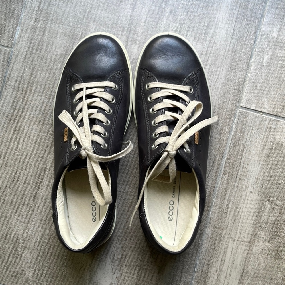 Women’s Ecco leather sneakers, black 8.5 US.